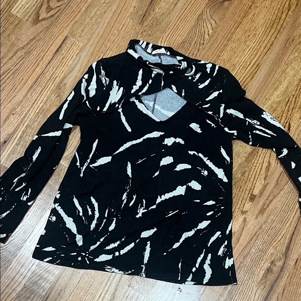 1.4.3. Story by Line Up Black and Cream Long Sleeve Top